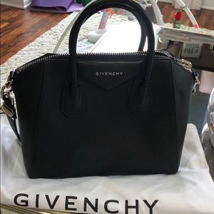 Givenchy Antigona Small in Black grained leather
